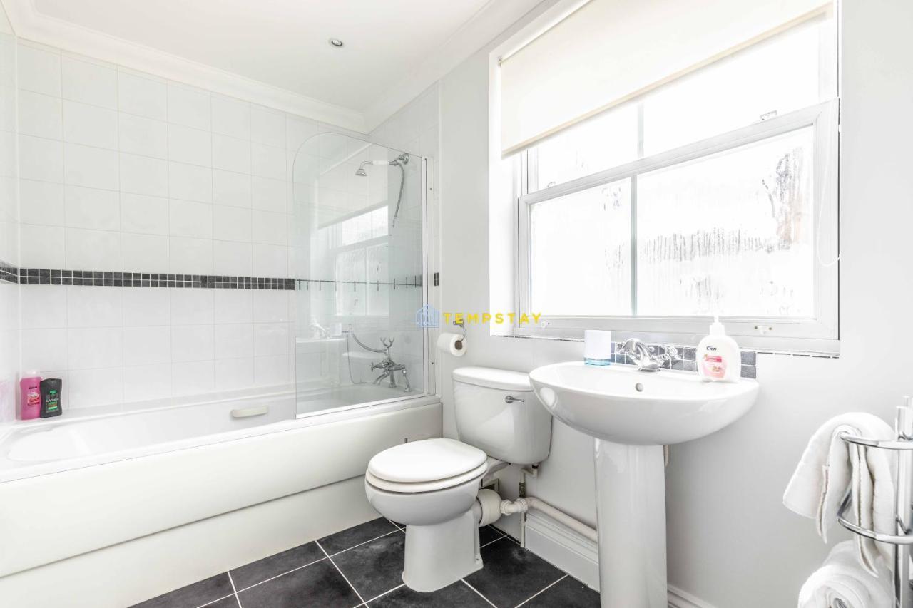 Perfect Spot In Central Windsor & Free Parking! المظهر الخارجي الصورة