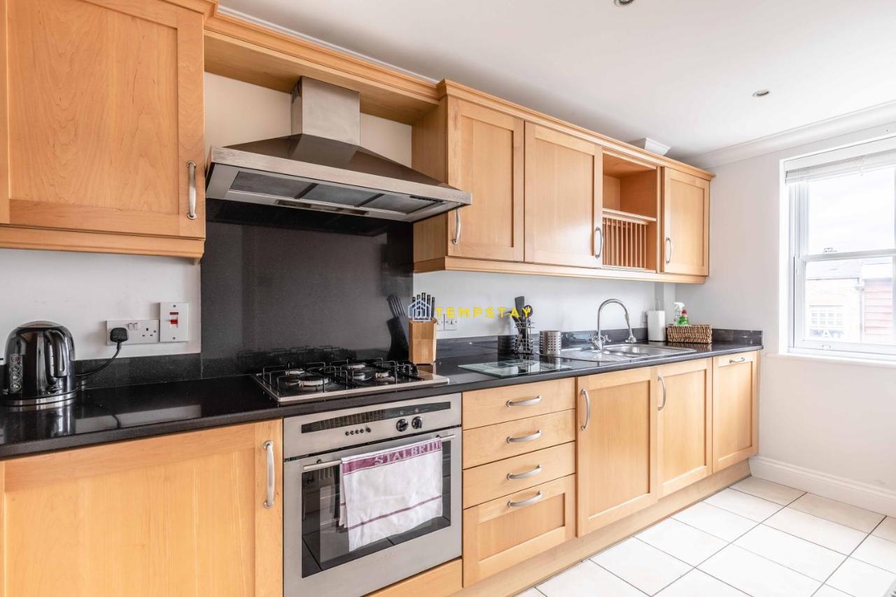 Perfect Spot In Central Windsor & Free Parking! المظهر الخارجي الصورة